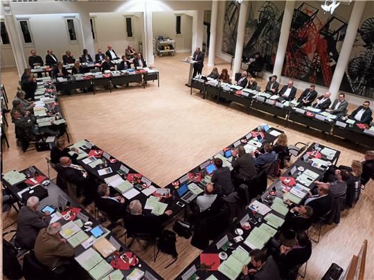 Die Höhe der Kreisumlage ist regelmäßig Thema in den Haushaltsberatungen des Kreistags.  Archivfoto: Strache