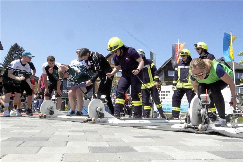 Die Hohegeißer Feuerwehrleute sind die Härtesten, denn sie treten in mehr oder weniger kompletter Einsatzkleidung an –und erreichen am Ende sogar den dritten Platz in der Mannschaftswertung. Obwohl das Team im Finale durch den zeitgleichen Brand in der Harzburger Straße ersatzgeschwächt ist. Foto: Schlegel