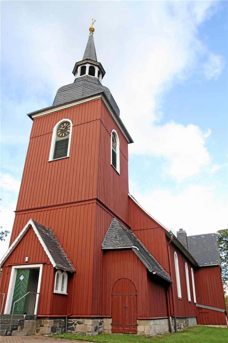 Die Hohegeißer Kirche „Zur Himmelspforte“ wird am Heiligen Abend bis 23 Uhr geöffnet sein – zur Einkehr oder zum Gebet. In der St. Andreasberger Martinikirche (kl. Bild) werden am 24. Dezember drei Gottesdienste gefeiert.  Fotos: Potthast
