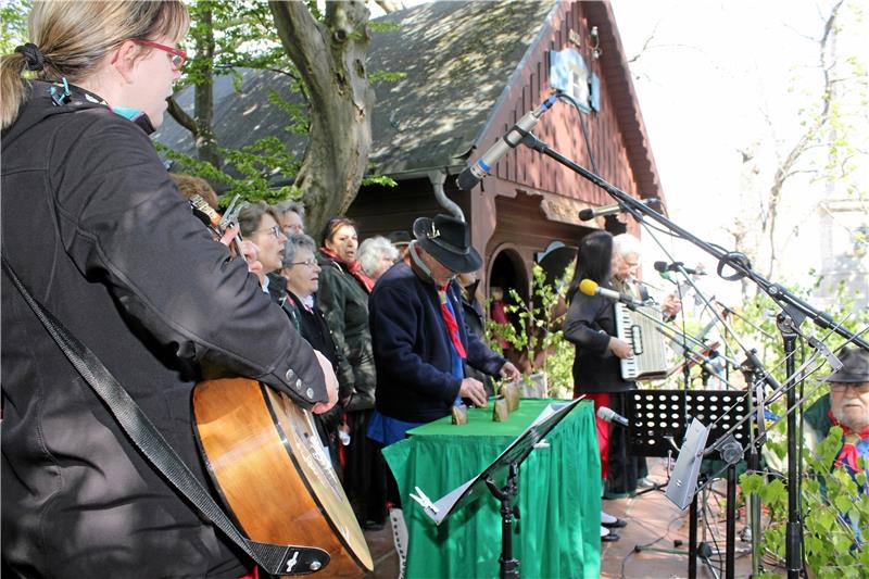Brauchtum bekommt ein neues Ambiente Die Hohegeißer an den Instrumenten.