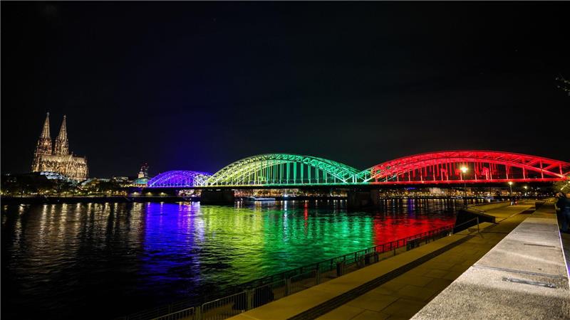 Die Hohenzollernbrücke leuchtet in den olympischen Farben.