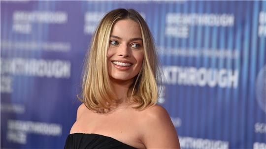 Die Hollywoodstars Margot Robbie (35) und Jacob Elordi (28) sind im Trailer zu einem neuen Film von „Saltburn“-Regisseurin Emerald Fennell als Liebespaar zu sehen. (Archivbild)