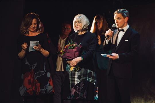 Die Holocaust-Überlebende Elzbieta Ficowska (Mitte) hält Blumen nach einer Vorstellung des Musicals «Irena».