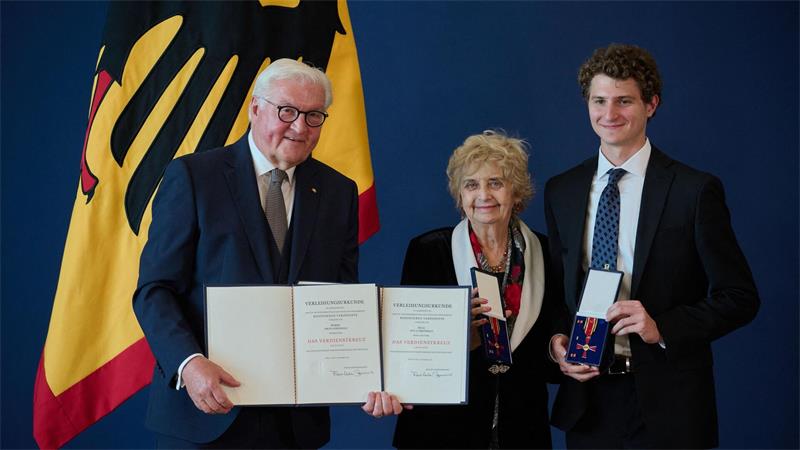 Die Holocaust-Überlebende Tova Friedman bekam gemeinsam mit ihrem Enkel Aron Goodman den Verdienstorden verliehen.