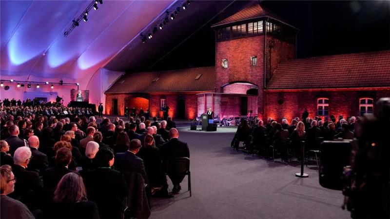 Auschwitz-Überlebender: Widersetzt euch Verschwörungsmythen Die Holocaust-Überlebende Tova Friedman spricht bei Gedenkfeier zum 80. Jahrestag der Befreiung des ehemaligen deutschen Konzentrations- und Vernichtungslagers Auschwitz-Birkenau. (Foto aktuell)