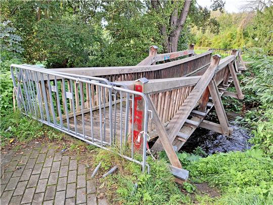 Die Holzbrücke am Forresweg ist seit eineinhalb Jahren gesperrt und soll erneuert werden. Dieses Jahr wird das aber wohl nichts mehr. Foto: Hohaus