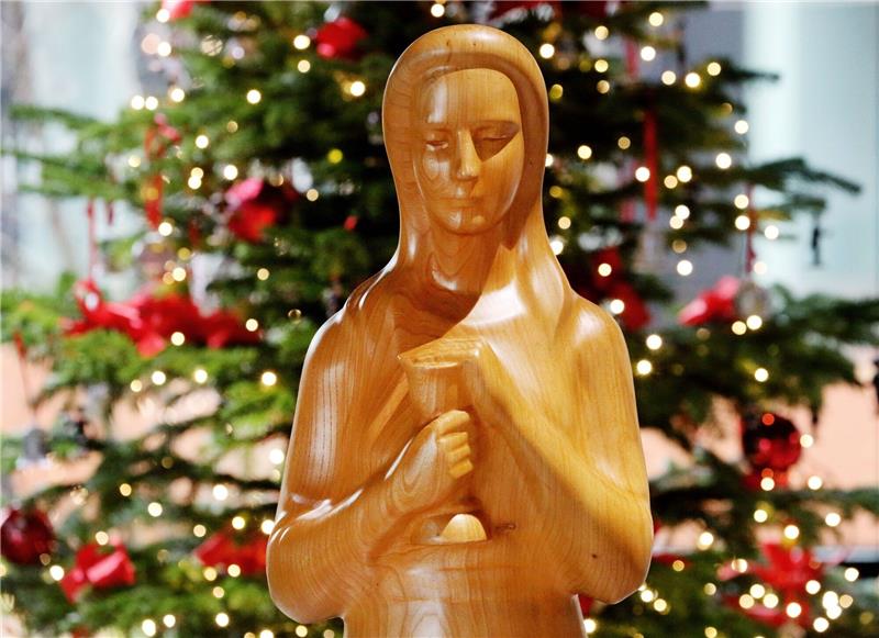 Der Nikolaus zu alt und männlich? Es gibt eine Alternative! Die Holzstatue der Heiligen Barbara steht im Eingangsbereich der RAG auf der Zeche Zollverein. Die Heilige Barbara ist die Schutzpatronin der Bergleute.