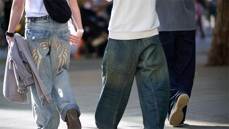Die Hüfte sitzt auf der Hose, der Schritt hängt tief - ursprünglich kommt der Kleidungsstil aus der Hip-Hop-Kultur.
