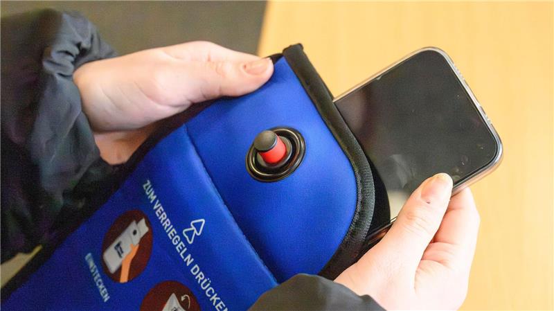 Die Hüllen sollen die Handynutzung reduzieren.