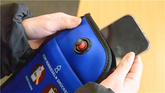 Die Hüllen sollen die Handynutzung reduzieren.