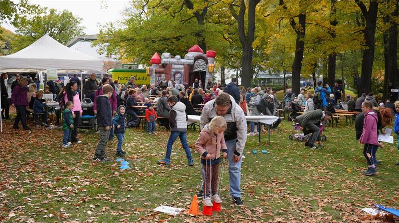 Bad Harzburg heißt mit einem großen Fest den Herbst willkommen Die Hüpfburg, Spiele und ein volles Programm locken zahlreiche Familien in den Kurpark.