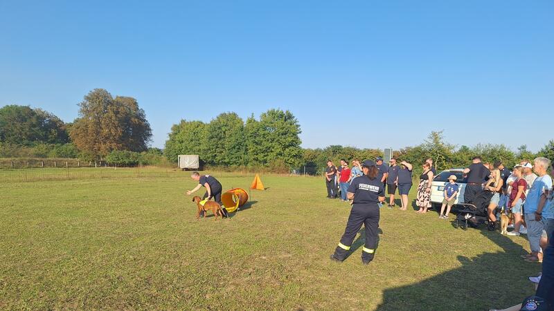 Tag des offenen Tores bei Feuerwehr Immenrode Die Hundestaffel aus Goslar führt Einsatzszenarien vor.