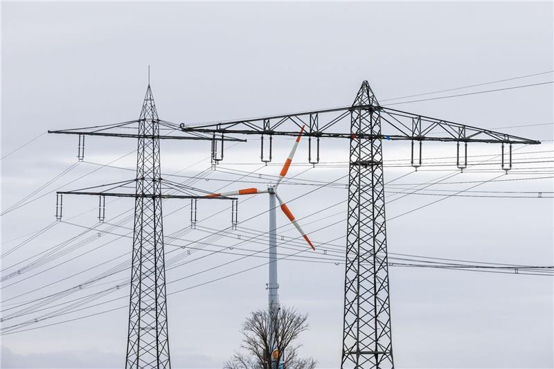 Elektrifizierung treibt weltweite Stromnachfrage an Die IEA erwartet, dass der Anteil der erneuerbaren Energien an der Stromerzeugung zunimmt, was zu einem Rückgang der Nutzung fossiler Brennstoffe führt.