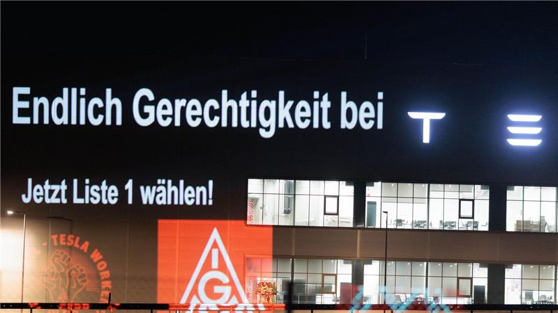 Die IG Metall Berlin-Brandenburg-Sachsen setzt sich für einen Tariflohn bei Tesla in Grünheide ein, den die Werksleitung ablehnt.