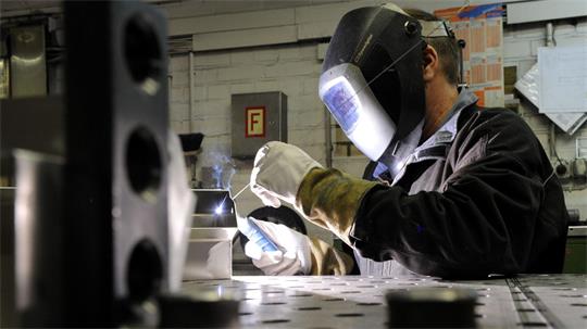 Die IG Metall fordert fünf Prozent mehr Geld für die Beschäftigten der Metall- und Elektroindustrie. (Symbolbild)