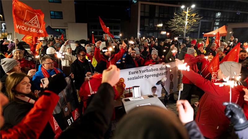 Volkswagen vor Warnstreiks - Ende der Friedenspflicht Die IG Metall hat bereits angekündigt, ab Anfang Dezember zu Warnstreiks aufzurufen, bisher aber keine konkreten Termine genannt.