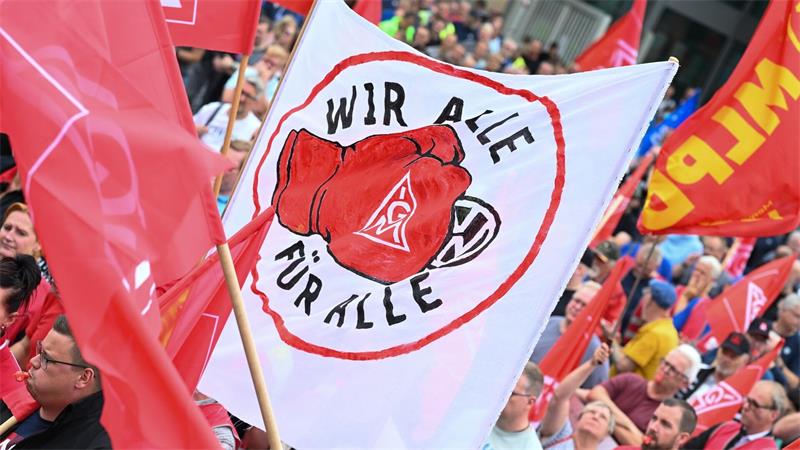 1.500 Menschen protestieren in Emden gegen Sparpläne bei VW Die IG Metall kündigte an, den Druck auf den Vorstand wenn nötig erhöhen zu wollen.