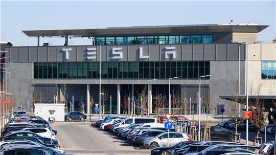 Die IG Metall wirft Tesla vor, die eigene Belegschaft einzuschüchtern. (Symbolbild)