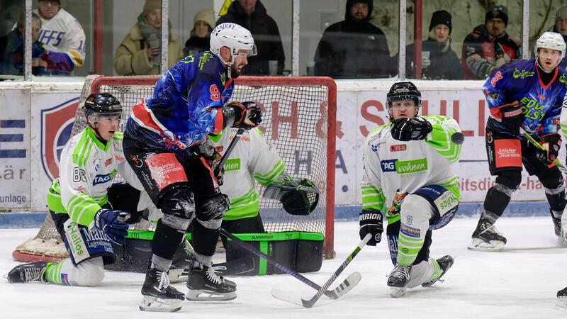 Die Icefighters verteidigen mit großer Leidenschaft jeden Angriff der Falken. Der Braunlager Center Jörn Weikamp steht hier allein gegen drei Salzgitteraner und rückt am Ende sogar in die Verteidigung.Foto: Drechsler