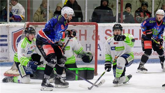 Die Icefighters verteidigen mit großer Leidenschaft jeden Angriff der Falken. Der Braunlager Center Jörn Weikamp steht hier allein gegen drei Salzgitteraner und rückt am Ende sogar in die Verteidigung.Foto: Drechsler
