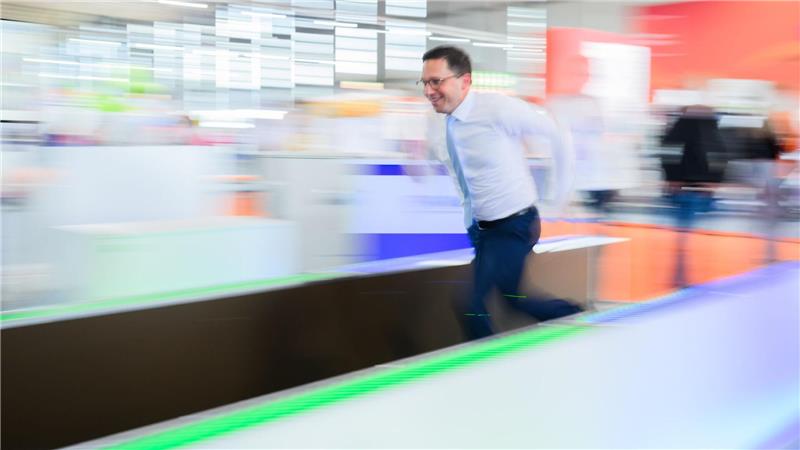 Die IdeenExpo zeige die Vielfalt möglicher Bildungs- und Berufswege auf, sagte Niedersachsens Wissenschaftsminister Falko Mohrs (SPD). (Archivbild)