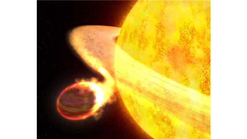 Jeder zwölfte Stern hat schon einen Planeten verschlungen Die Illustration zeigt den Exoplaneten WASP-12b. Er ist der heißeste bekannte Planet in der Milchstraßengalaxie und möglicherweise der am kürzesten lebende.