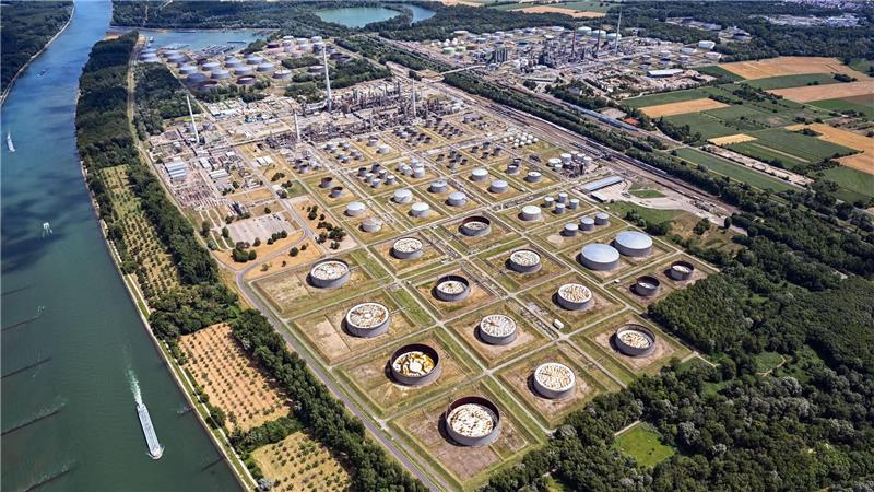 Die Industrie ist nur einer der Gründe für die Belastung des Grundwassers im Oberrheinbecken (Archivbild).