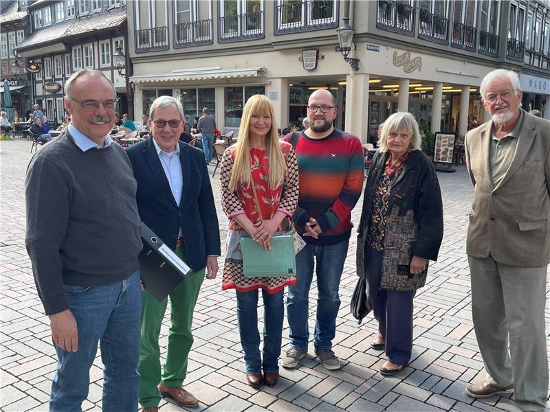 Die Initiative Stolpersteine: (v. li.) Jens Kloppenburg, Dr. Kurt Fontheim, Sabine Rehse, Oliver Turk, Erika Hauff-Cramer und Dr. Stefan Cramer vor dem „Güldensternhaus“ an der Rosentorstraße/Ecke Schilderstraße. Das Vorgängergebäude war ein Wohnhaus der jüdischen Familie Rosenkranz. Foto: Kleine