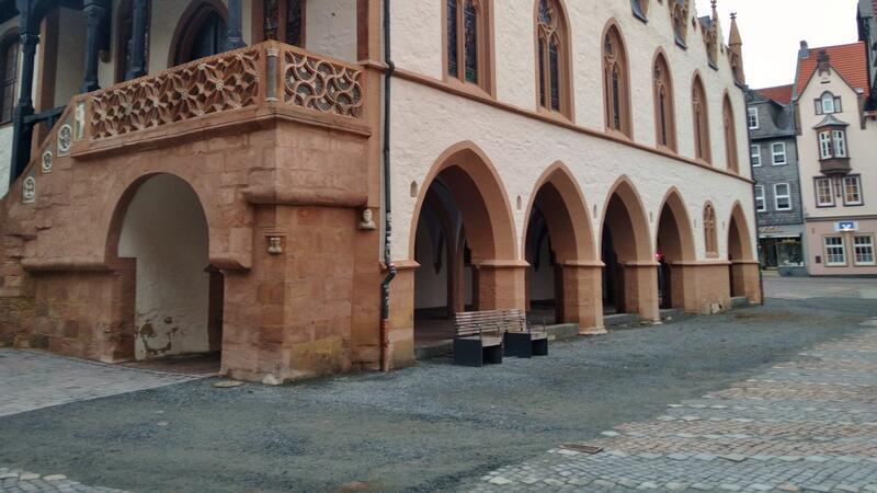 Die Initiative moniert das seit Jahren fehlende Pflaster vor dem Rathaus. Nachdem jahrelang das Rathaus für mehr als 14 Millionen Euro saniert worden ist, wird der Marktplatz derzeit hergerichtet.
