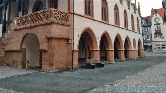 Die Initiative moniert das seit Jahren fehlende Pflaster vor dem Rathaus. Nachdem jahrelang das Rathaus für mehr als 14 Millionen Euro saniert worden ist, wird der Marktplatz derzeit hergerichtet.