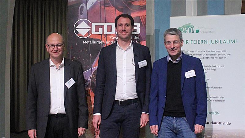 Das Bild zeigt die Initiatoren der Rohstoffkonferenz an der TU Clausthal: von links Prof. Daniel Goldmann (TU Clausthal) sowie Dr. Tobias Elwert und Dr. Eric Becker von der Aurubis AG. 