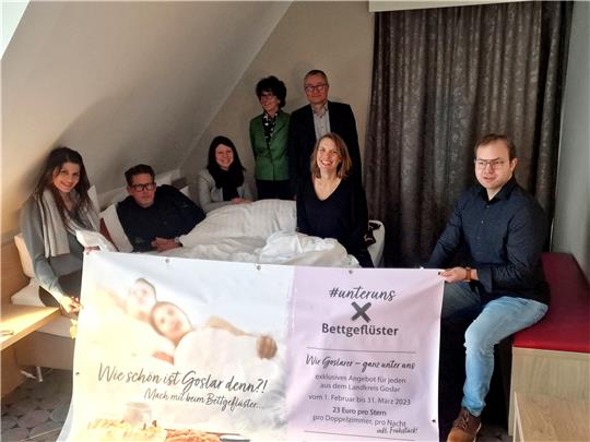 Die Initiatoren des Bettgeflüsters liegen im Hotel Villa Saxer schon einmal Probe. Foto: Sowa