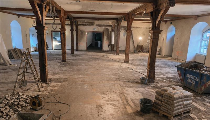 Die Innenräume des Schlosses – hier zu sehen der große Saal - sind bereits entkernt. 