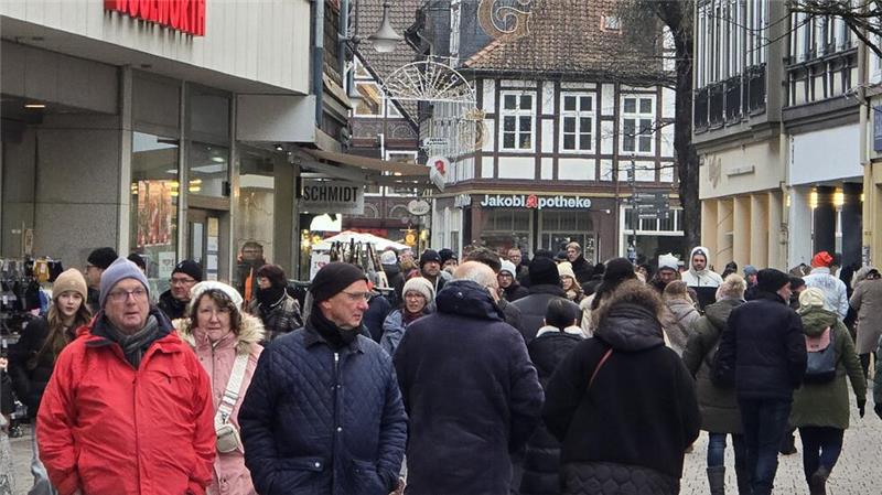 Die meisten der von der GZ befragten Händler sind zufrieden Die Innenstadt in Goslar ist zur Weihnachtszeit derzeit gut besucht. Viele Händler scheinen derzeit mit dem Umsatz zwar zufrieden zu sein, nicht nur in Goslar. Jubel ist allerdings nicht zu hören.