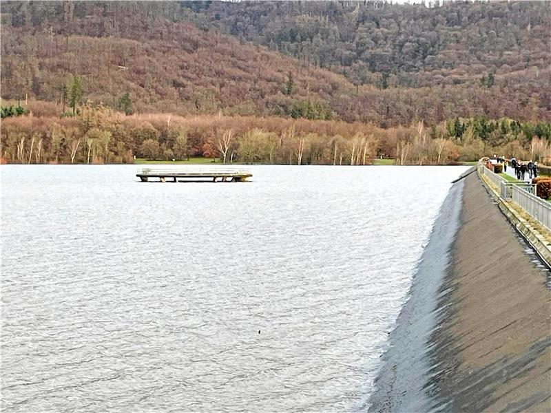 Städtische Wasserstrategie für Langelsheim? Die Innerstetalsperre bei Langelsheim ist während der Weihnachtsfeiertage 2023 randvoll gefüllt. Das Wasser läuft in den Hochwasserturm ab und von dort in die Innerste, damit der Stausee entlastet wird. Archivfoto: Heine