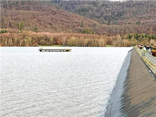 Die Innerstetalsperre bei Langelsheim ist während der Weihnachtsfeiertage 2023 randvoll gefüllt. Das Wasser läuft in den Hochwasserturm ab und von dort in die Innerste, damit der Stausee entlastet wird. Archivfoto: Heine