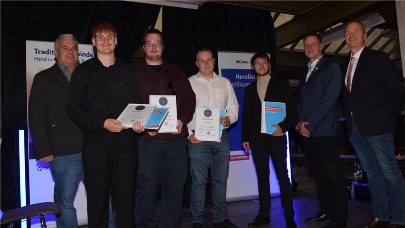 Freispruch: Riesenapplaus für junge Handwerker in Goslar Die Innung für Sanitär- und Heizungstechnik Goslar freut sich über Philip Karges, Micha Kreß, Felix Niehus und Damian Peter als neue Handwerksgesellen.