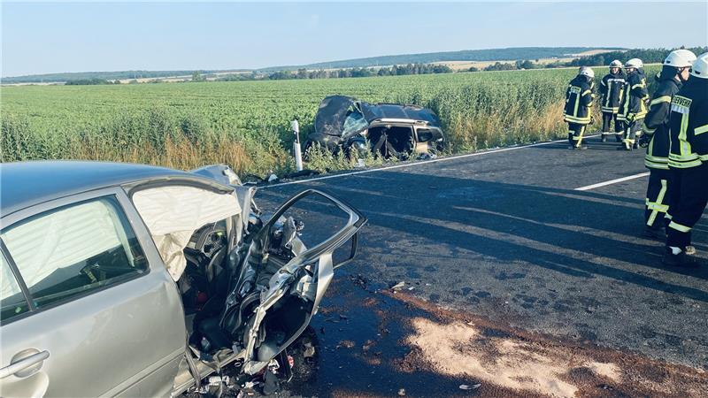 Unfall auf der B6: Drei Schwerverletzte bei Frontalkollision Die Insassen beider Autos mussten verletzt in umliegende Krankenhäuser gebracht werden. Foto: Eikhorst