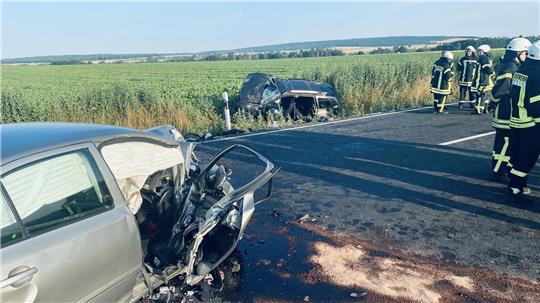 Die Insassen beider Autos mussten verletzt in umliegende Krankenhäuser gebracht werden. Foto: Eikhorst
