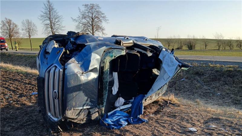 Ein Auto liegt auf der Seite, die Frontscheibe musste von der Feuerwehr abmontiert werden.