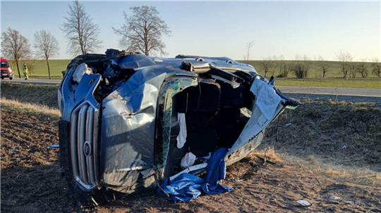Ein Auto liegt auf der Seite, die Frontscheibe musste von der Feuerwehr abmontiert werden.