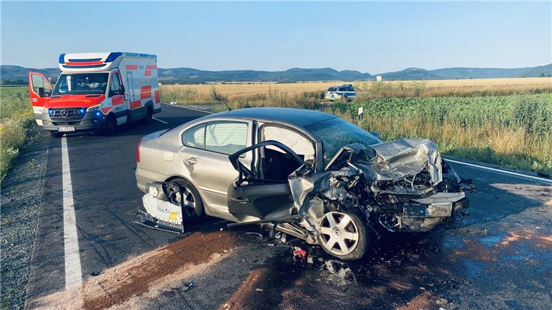 Unfall auf der B6: Drei Schwerverletzte bei Frontalkollision Die Insassen des Skodas wurden zum Teil schwer verletzt. Foto: Eikhorst