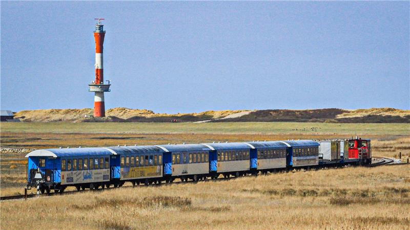 Stichwahl entscheidet Bürgermeisterwahl auf Wangerooge Die Inselbahn fährt über die Salzwiesen von Wangeroog: Der Bürgermeisterposten auf Wangerooge ist seit Herbst 2023 unbesetzt. (Archivbild)