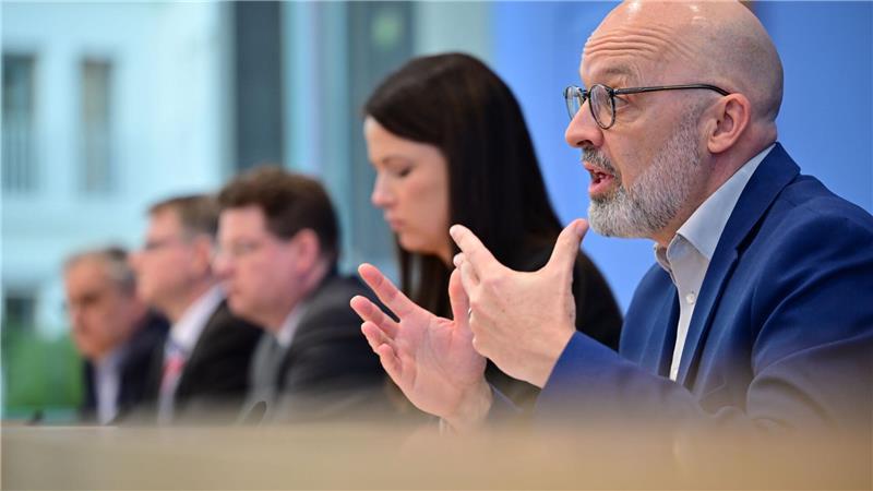 Die Institute sehen große Unsicherheiten.