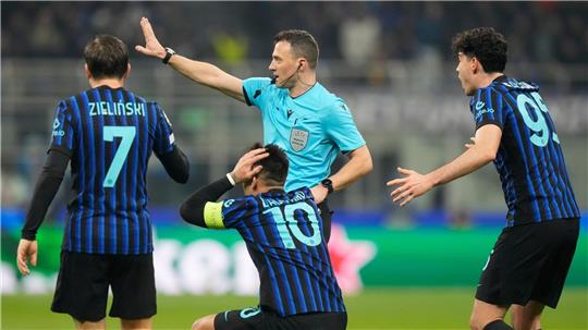 Die Inter-Spieler können Felix Zwayers Entscheidung nicht fassen.
