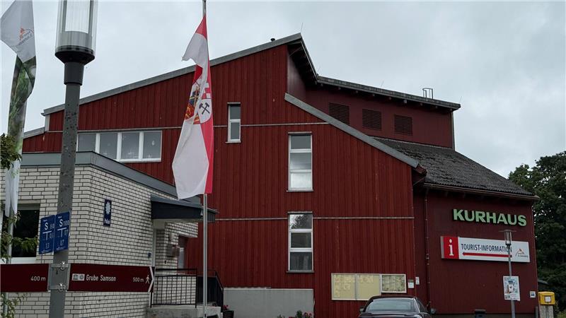 Das Foto zeigt ein Gebäude, das mit Holz verschalt ist.