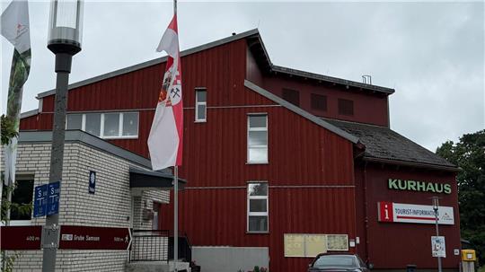 Das Foto zeigt ein Gebäude, das mit Holz verschalt ist.