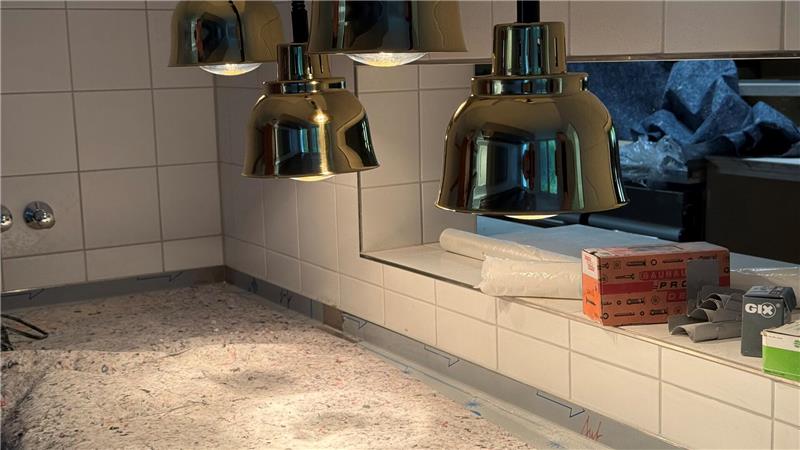 Die Investoren haben auch den Blick für das Detail: Warmhaltelampen in der Küche sind selbstverständlich.