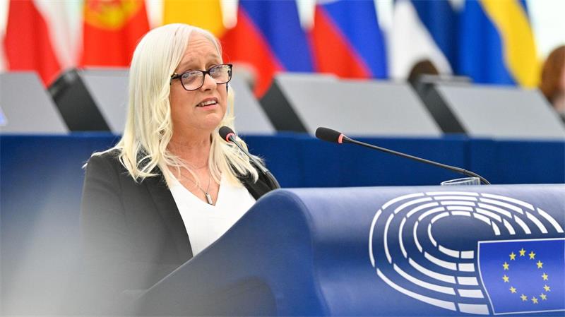 „Worauf wartet ihr noch?“: Der Kampf gegen digitale Gewalt Die Irin Jackie Fox kämpft nach dem Suizid ihrer Tochter auch auf europäischer Ebene für neue Gesetze gegen Cybermobbing und digitale Gewalt. (Handout)