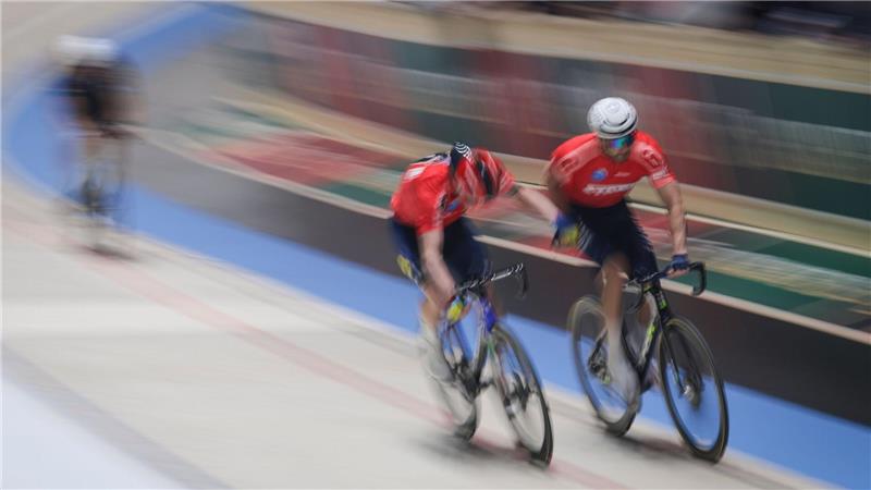 Die Italiener Simone Consonni (2.v.r) und Michele Scartezzini haben die Bremer Sixdays gewonnen. (Archivbild)